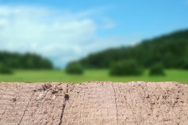 Bokeh arka planında boş ahşap masa. Yaz zamanı. Ürün tasarımı için tablo.