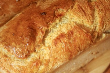 Ahşap masada taze pişmiş geleneksel ekmek..