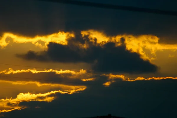 海の上に赤い夕日 暗い雲が豊富 — ストック写真