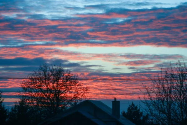 Rode Lucht Bij Zonsondergang Zonsondergang Boven Het Huis Dramatische Hemel — Stockfoto