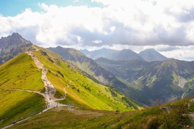 Polonya 'nın Tatry kentindeki Kasprowy Wierch dağının tepesindeki dağ manzarası. Avrupa 'daki Dağ Manzarası. Güneşli bir gün ve yeşil çimenler.