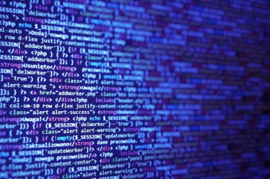 Uzaktan arama. İnternet üzerinden çalış. Deneyimli programcılar için talep et. Soyut kod arkaplanı.