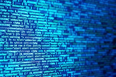 Yazılım geliştiricisi konsepti. Bilgisayar ekranında mavi uygulama kodu. Dil öğrenme konsepti programlanıyor.