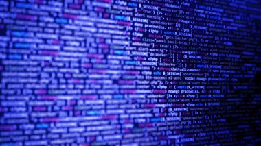 Yazılım geliştiricisi konsepti. Bilgisayar ekranında mavi uygulama kodu. Dil öğrenme konsepti programlanıyor.