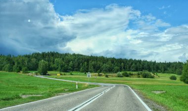 Dağda boş asfalt yol. Kırsal alan, seyahat konsepti. Coronavirus ve seyahat yok..