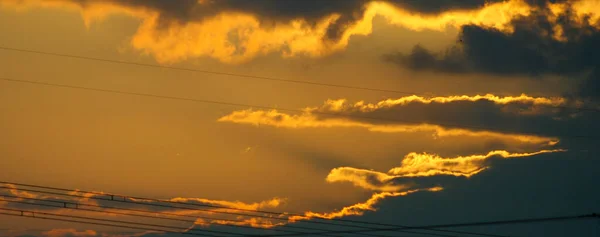 赤みがかった色でカラフルな夕日の空の背景 — ストック写真