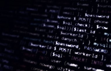 Siyah beyaz soyut bilgisayar kodu. Siyah arka planda beyaz programlama kodu. Siber uzay kavramı.