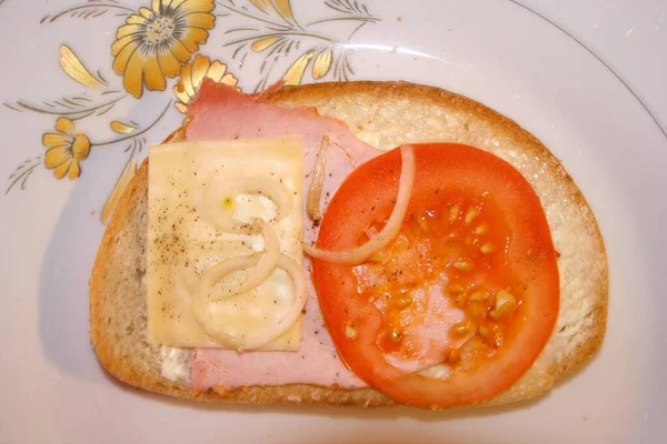 Sanduíche Tomate Queijo Presunto Como Alimento Pequeno Almoço Prato Branco — Fotografia de Stock