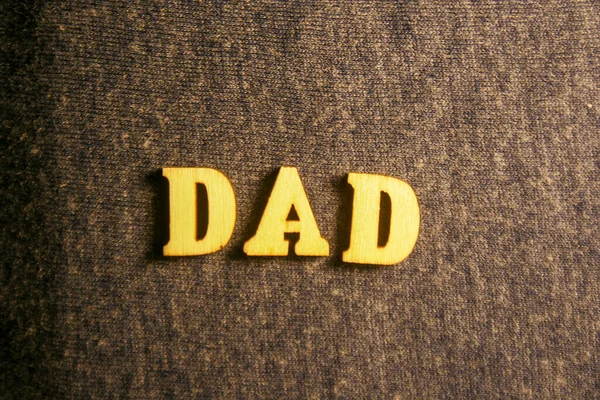 深色背景的木制题词Dad — 图库照片