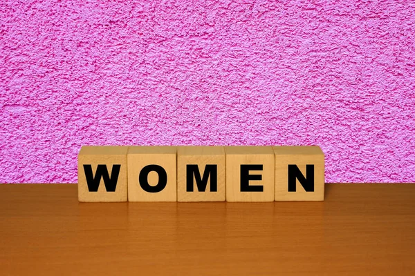 Kvinnors Meddelande Tecken Ett Trä Skrivbord Kub Block Med Rosa — Stockfoto