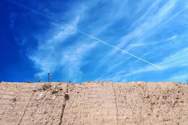 Mesa Madera Sobre Fondo Azul Cielo — Foto de Stock