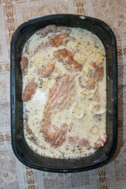 Salamuraya yatırılmış kırmızı et. Sırt kaburgalarını salamurayla kaplamak.