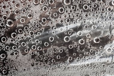 Pencereye yağmur damlaları. DOF geçmişi sığ. Yağmur kabarcığı arkaplanı.