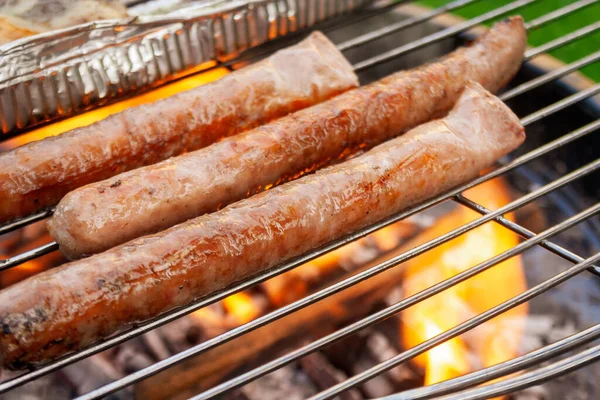 用火把烤肉或热狗烤在烤架上 — 图库照片