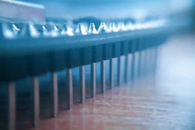 Elektronik devre kartı veya PCB 'ye yakın çekim. İşlemci, çip