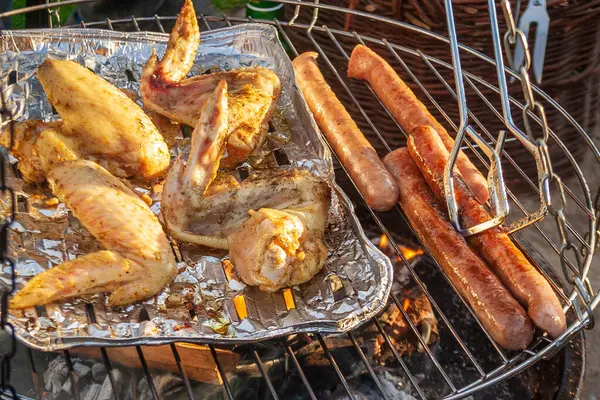 烤肉上的鸡肉食物 周末在室外花园举行烤肉会 美味的烤肉 — 图库照片