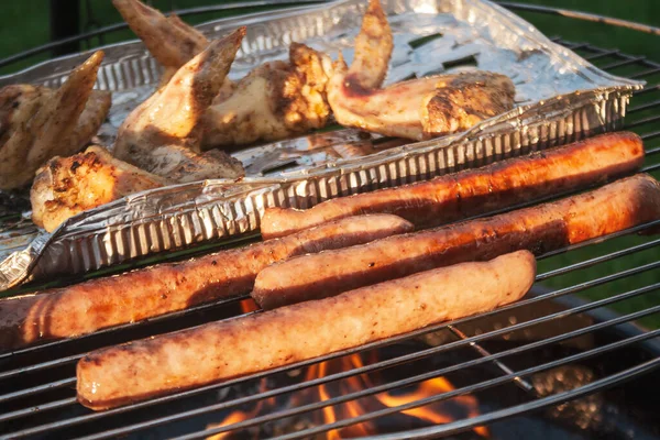 周末活动 烤肉派对的背景花园外的烧烤食物 — 图库照片