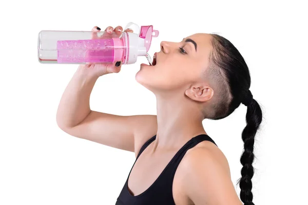 Atlet Gadis Minum Air Pada Latar Belakang Putih — Stok Foto