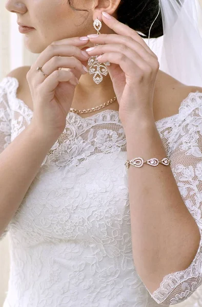 Bride Puts Earrings — Stock Photo, Image