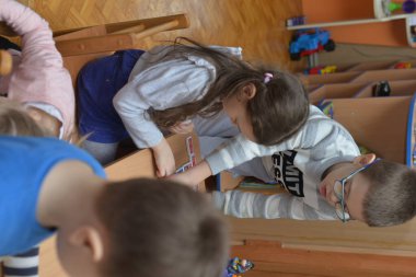 Anaokulunda oynayan çocuklar