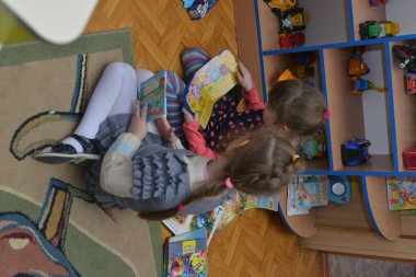 Anaokulunda oynayan çocuklar