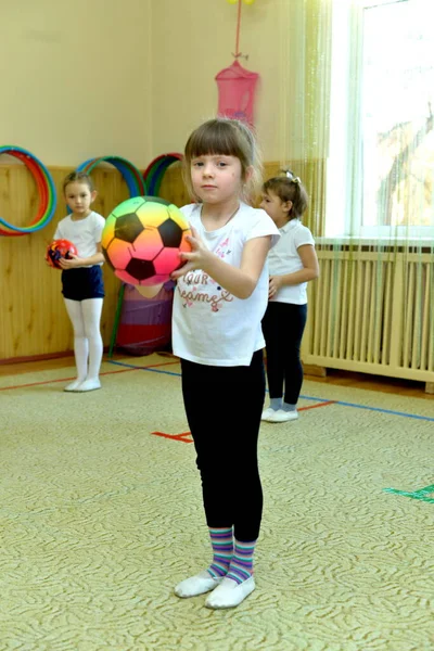 Bambini Che Giocano All Asilo — Foto Stock