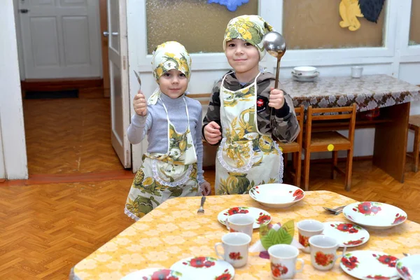 幼稚園で遊んでいる子供たちは — ストック写真