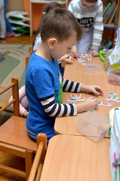 Kinderen Die Kleuterschool Spelen — Stockfoto