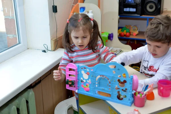 Kinderen Die Kleuterschool Spelen — Stockfoto