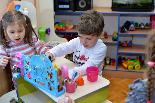 Kinderen Die Kleuterschool Spelen — Stockfoto