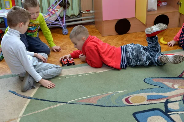 Kinderen Die Kleuterschool Spelen — Stockfoto