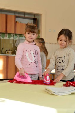 Anaokulunda oynayan çocuklar