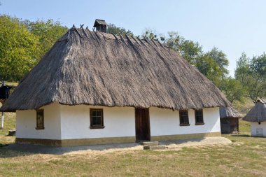  Eski kır evleri sazdan çatı altında