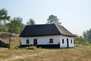  Eski kır evleri sazdan çatı altında