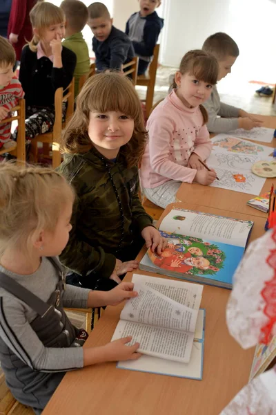 Bambini Che Giocano All Asilo — Foto Stock