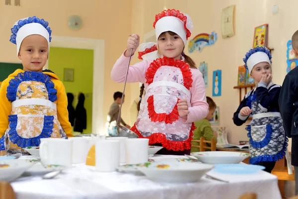 Bambini Che Giocano All Asilo — Foto Stock