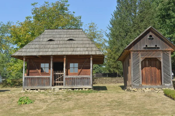 Casas Rurais Velhas Sob Telhado Colmado — Fotografia de Stock