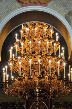 Kilisede yanan mumlar.