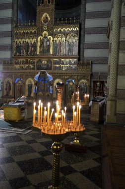 Kilisede yanan mumlar.