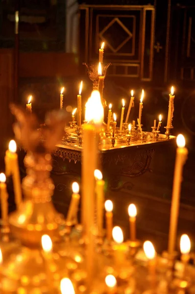 Восковые Свечи Горят Церкви — стоковое фото