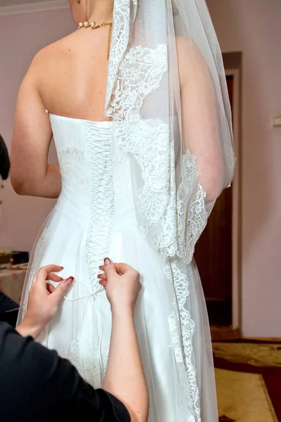 Невеста Помогает Починить Свадебное Платье Невесты Перед Церемонией Платье Новобрачных — стоковое фото