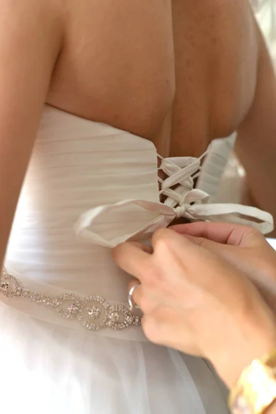 Bride Helps Fix Bride Wedding Dress Ceremony Bridal Suite Dress — Stock Photo, Image