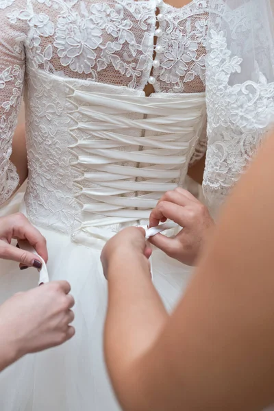 Bride Helps Fix Bride Wedding Dress Ceremony Bridal Suite Dress — Stock Photo, Image