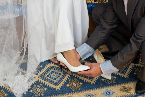 Невеста Надевает Обувь — стоковое фото