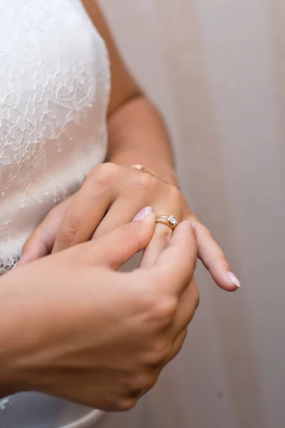 Невеста Надевает Кольцо Палец — стоковое фото