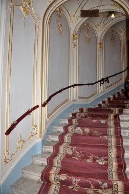 Üst kata çıkan güzel klasik merdivenler.