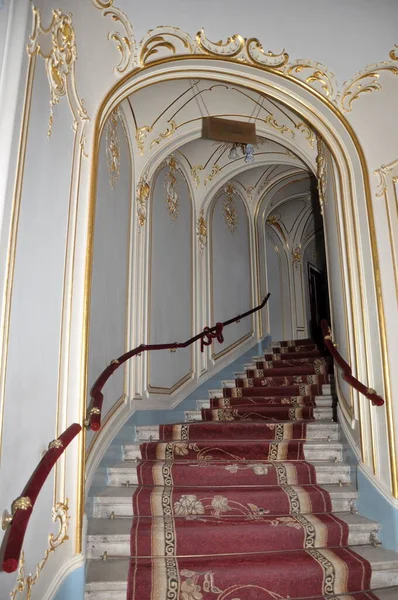 Schöne Alte Treppe Die Nach Oben Führt — Stockfoto