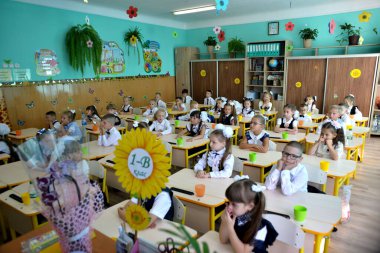Chernivtsi, Bukovina, Ukrayna. 09 / 02 / 2019 - Ukrayna okulunun birinci sınıftaki ilk dersi.