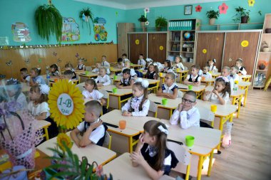 Chernivtsi, Bukovina, Ukrayna. 09 / 02 / 2019 - Ukrayna okulunun birinci sınıftaki ilk dersi.