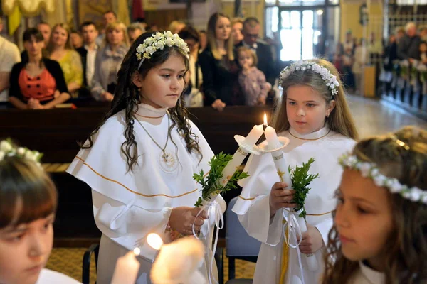 Csernyivci Bukovina Ukrajna 2017 Elsőáldozás Gyermekeknél Katolikus Templomban — Stock Fotó